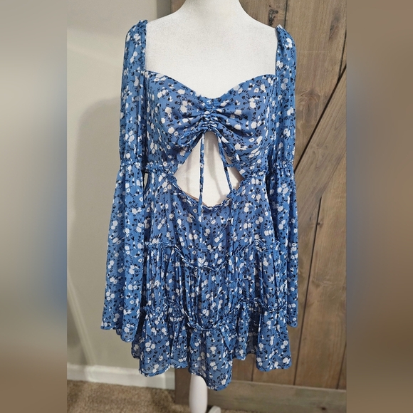 MAJORELLE Ailish Blue Ditsy Floral Mini Dress Flowy Long Sleeves Front Cutout. L - Picture 7 of 15